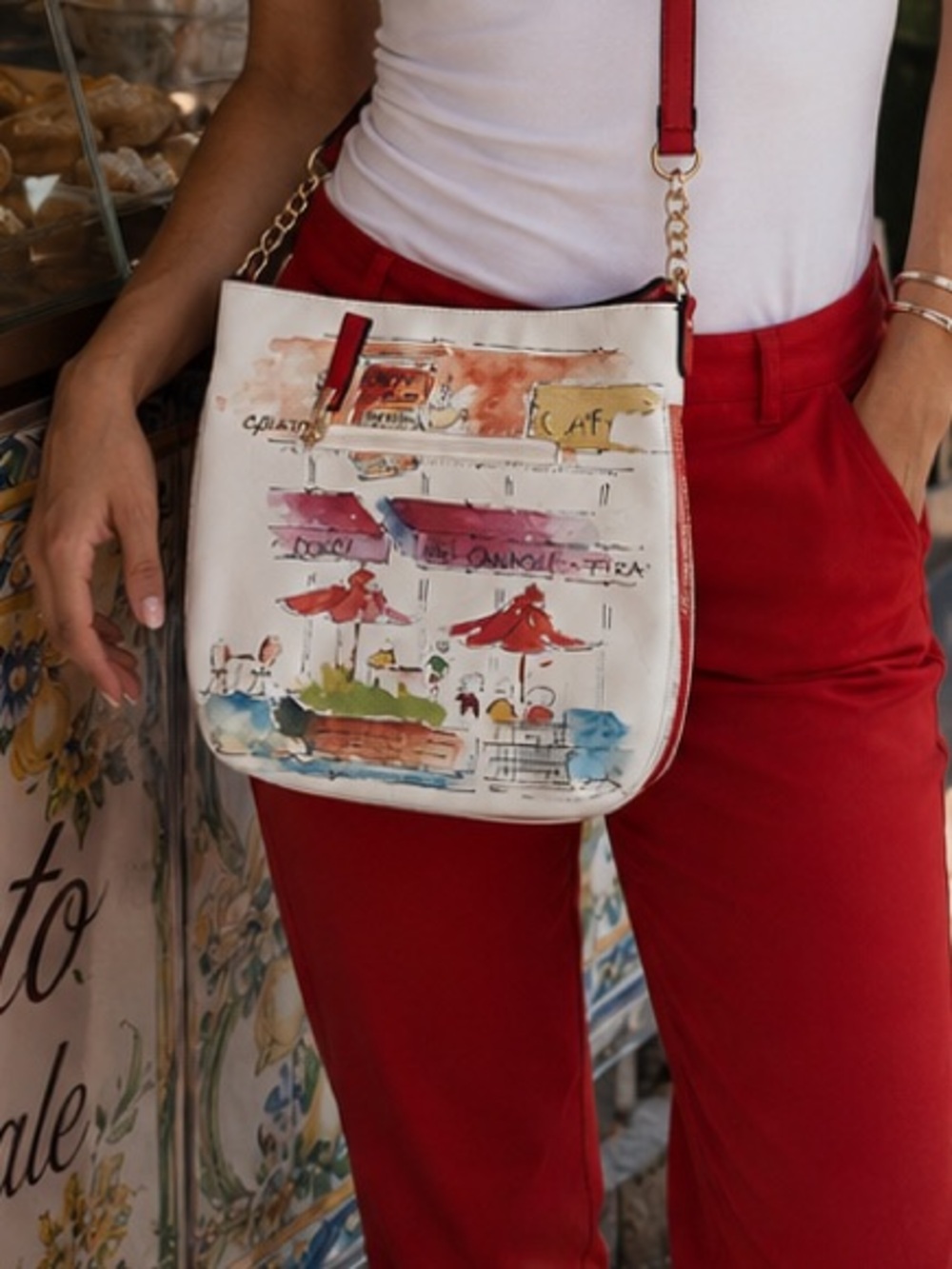 La Diva NWOT Expandable Artsy Crossbody Bag